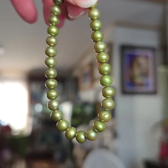 New. 8.mm Olive Green Cultured Freshwater Pearl Stretch Bracelet - Picture 3 of 3